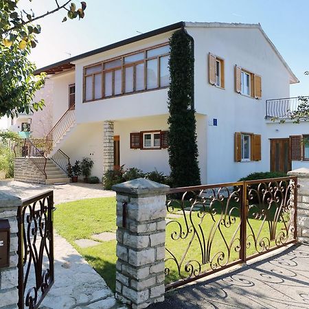 Apartments Leo Ровин Екстериор снимка