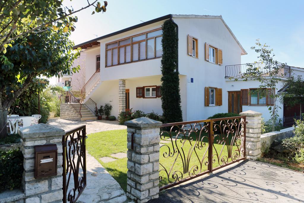 Apartments Leo Ровин Екстериор снимка